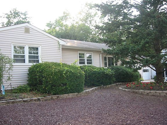 side front view of ranch