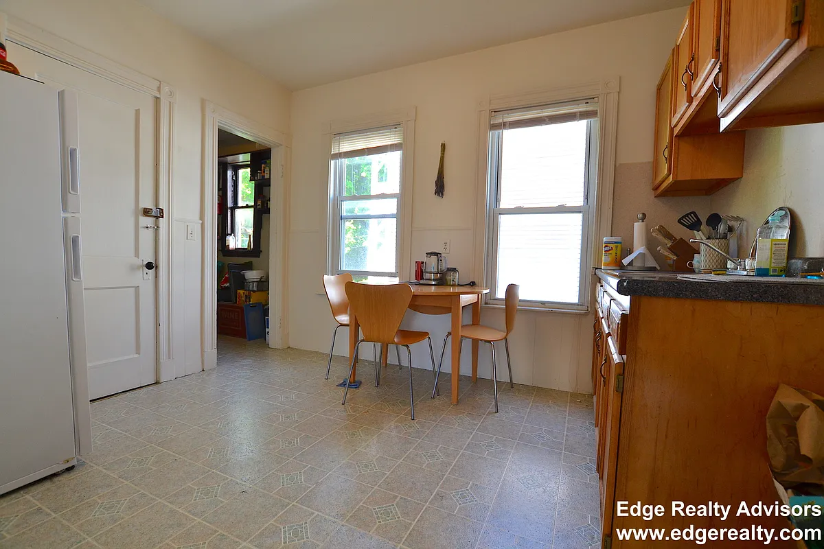 Building Photo - 548 Washington St #2