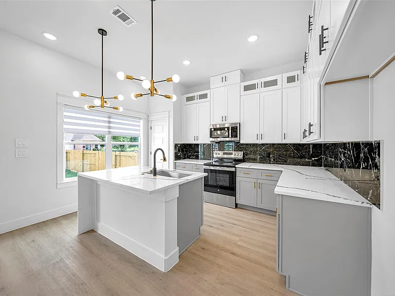 4834 Higgins St #B — Photo 6