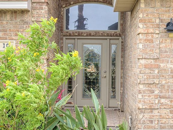 3rd image of 10 Bethpage Dr