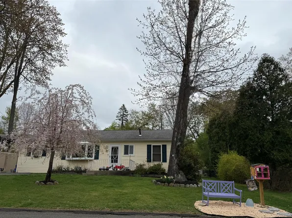 18 Washington Pl, Pearl River, NY 10965