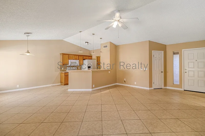 2 bed, 1.5 bath, 1332 sqft, $1,848 — Photo 4