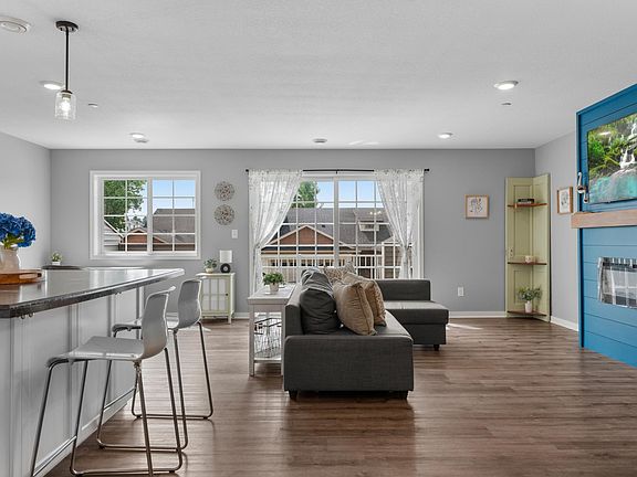 2nd image of 705 Shardlow Pl NE