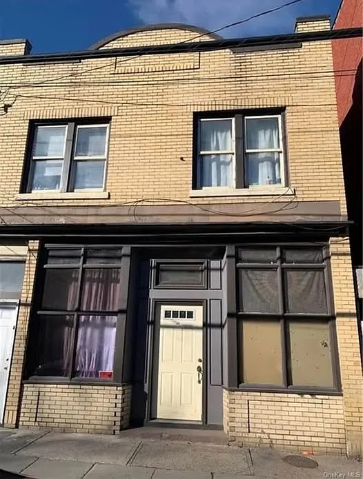 4 bed, $1,900 — Photo 1