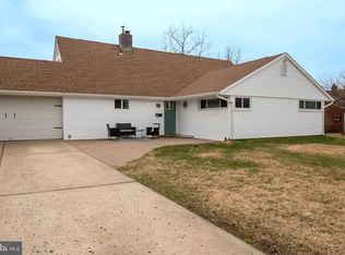 24 Spinythorn Rd, Levittown, PA 19056