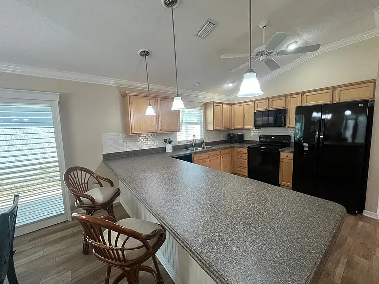 724 Yager Ln — Photo 4
