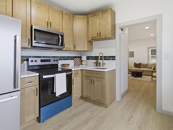 2nd image of 3415 Pierce BOULEVARD