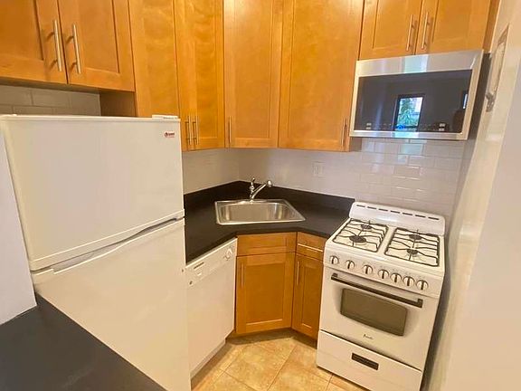 3rd image of 207 E 89th St #A16a