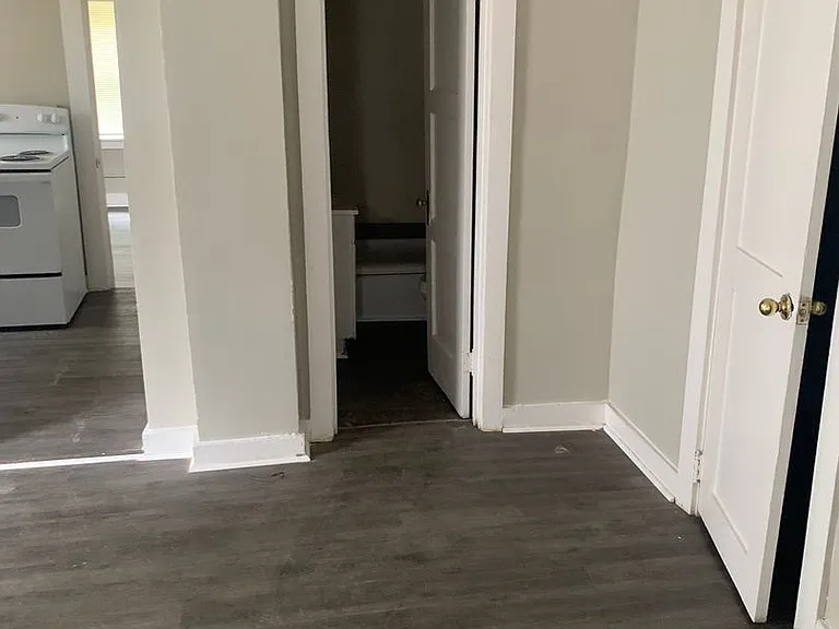605 Woodford Ave — Photo 3