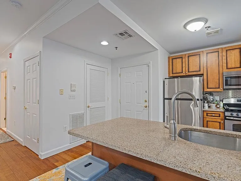 620 38th St #903 — Photo 10