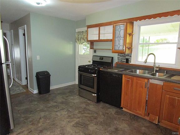 3rd image of 6195 W Lake Rd