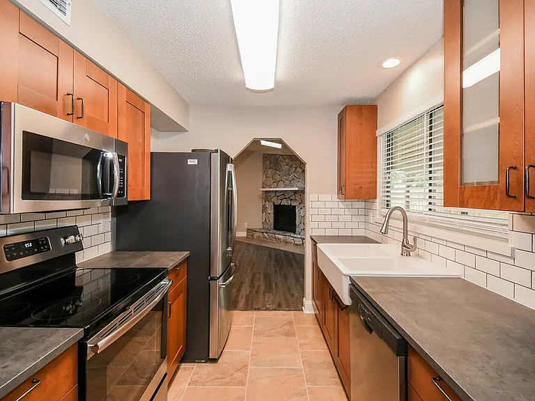 6020 Pine Ave — Photo 8