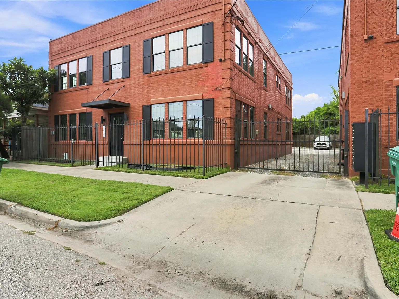 1 bed, 1.0 bath, 7200 sqft, $1,095 — Photo 1