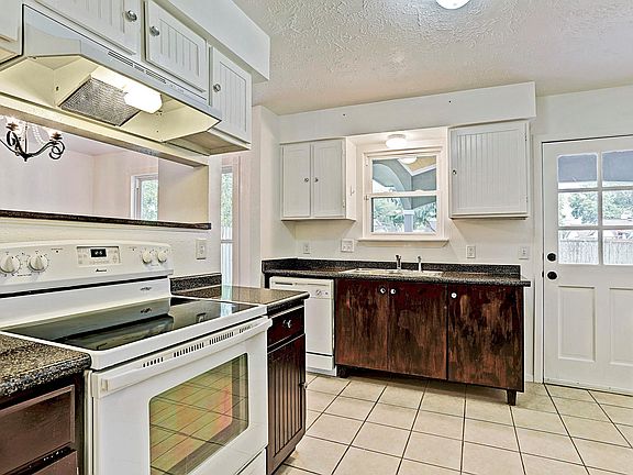 5th image of 614 Leicester Ln