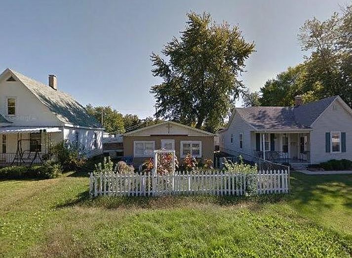 2nd image of 2220 E Pine St