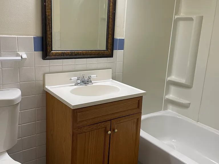 Hyde Park Apartments — Photo 8