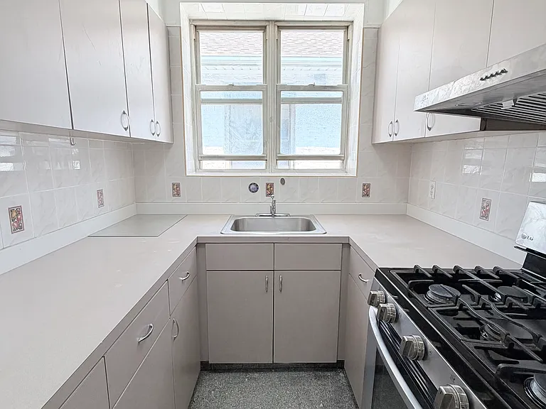 1429 W 8th St #2 — Photo 4