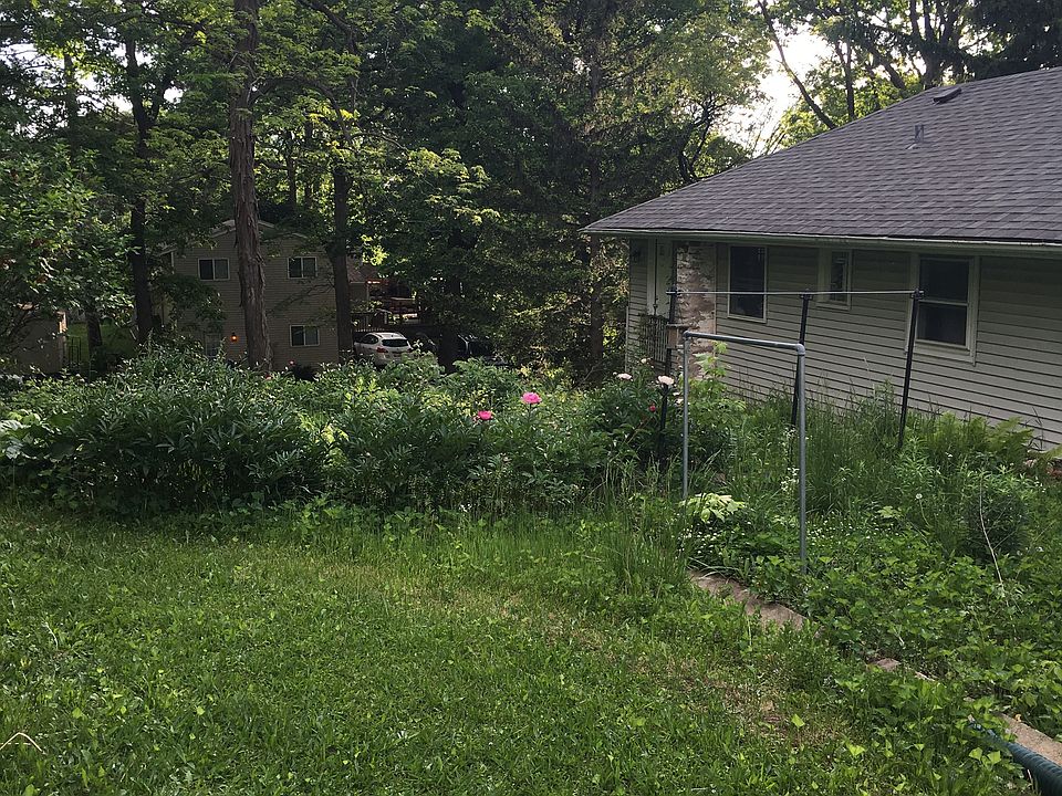 2nd image of 904 Sauk Dr