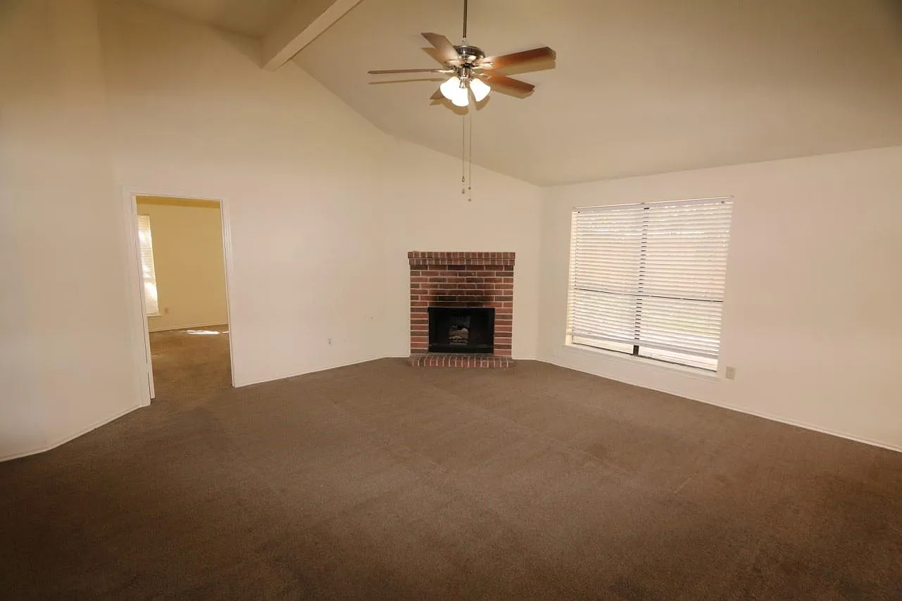 4 bed, 2.0 bath, 1857 sqft, $1,875 — Photo 3