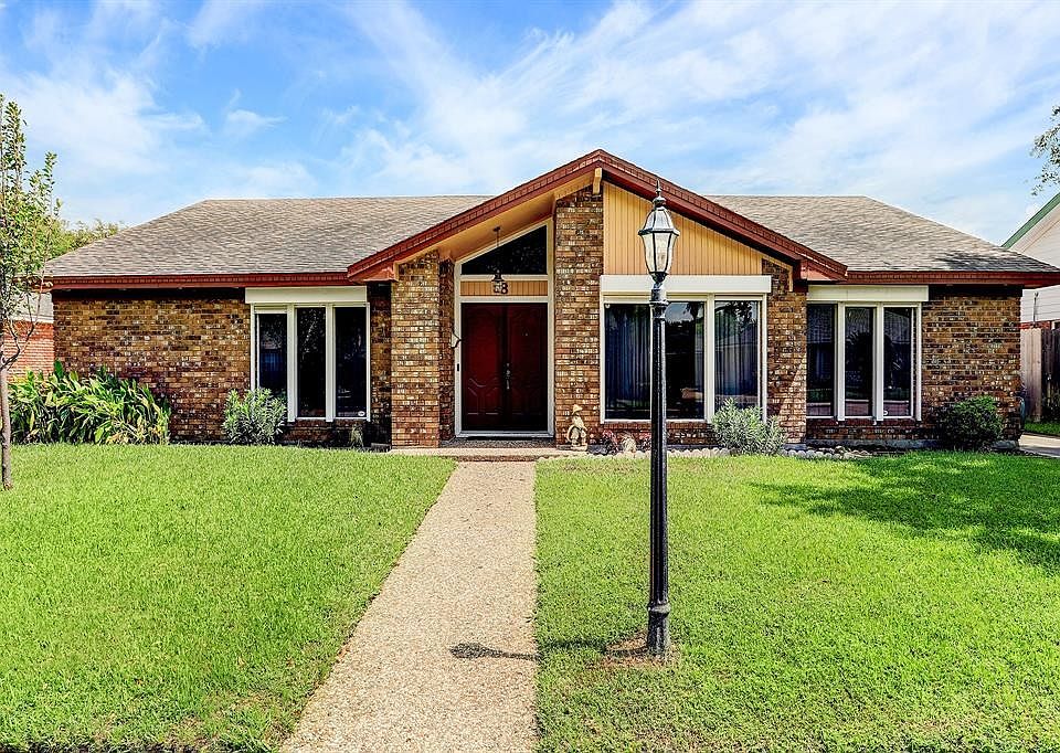 1st image of 8 Colony Park Cir