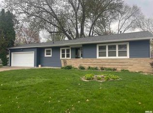 1725 Elmwood Ln, Bettendorf, IA 52722