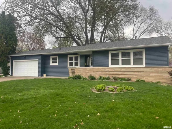 1725 Elmwood Ln, Bettendorf, IA 52722