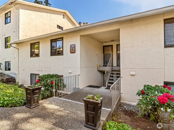 23301 Lakeview Drive #A202, Mountlake Terrace, WA 98043