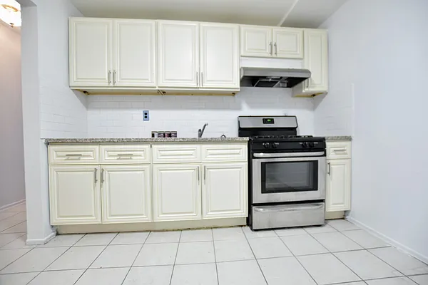 Rented by Dakis Group LLC | media 21