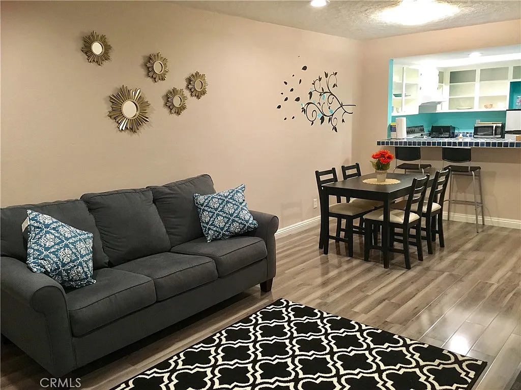 1 bed, 682 sqft, $1,960 — Photo 2