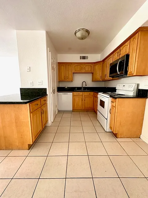 2 bed, 900 sqft, $1,550 — Photo 2