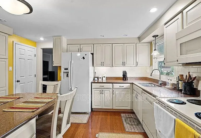 6101 Chatham Dr — Photo 9
