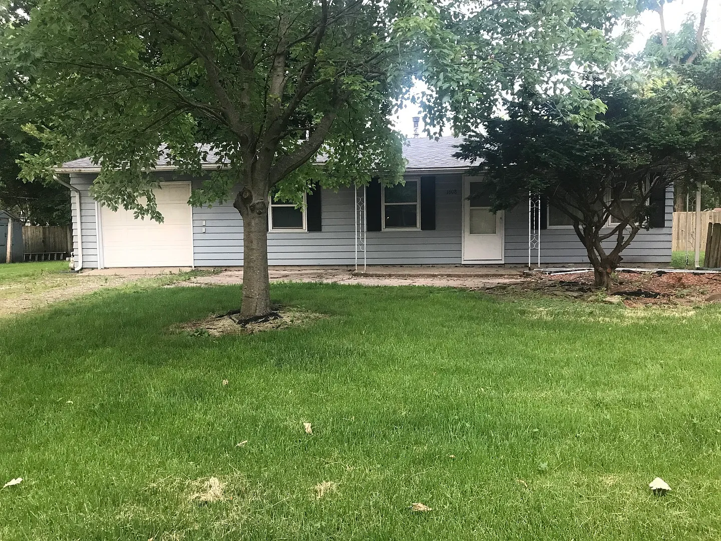 1608 Rosewood Dr photo 1