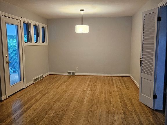 3rd image of 320 Scott Ave