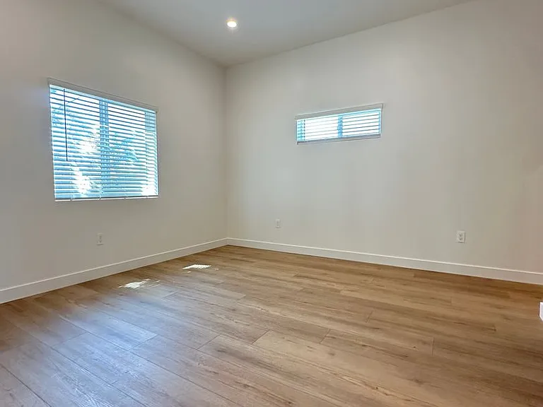 1135 Scofield Dr — Photo 11