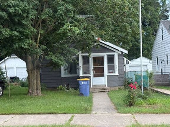 2nd image of 1050 Crescent St NE