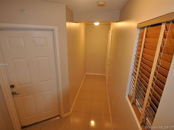 5th image of 2845 NE 185th St APT 906