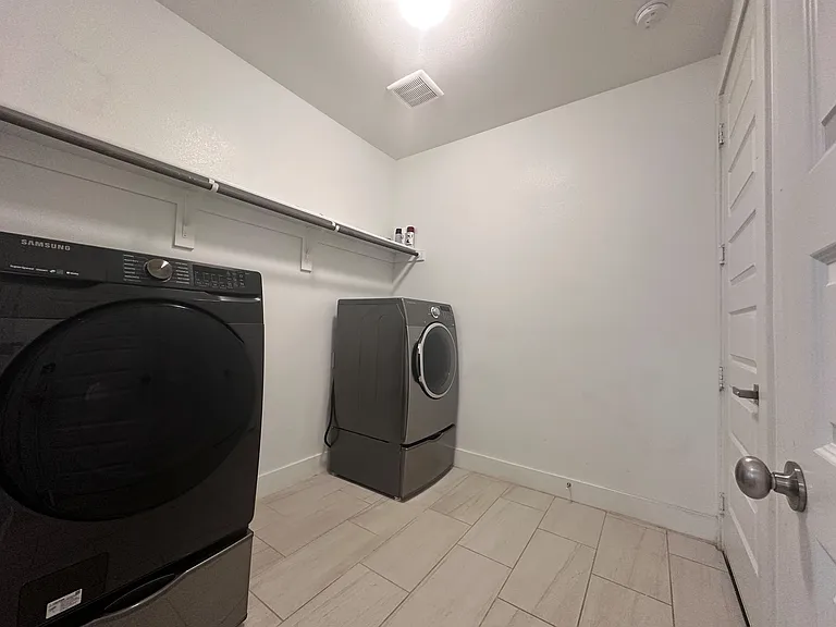 2609 Chevy Chase Dr — Photo 10