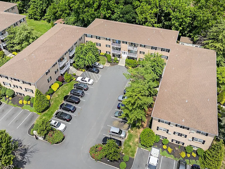 Waters Edge Apartments — Photo 39