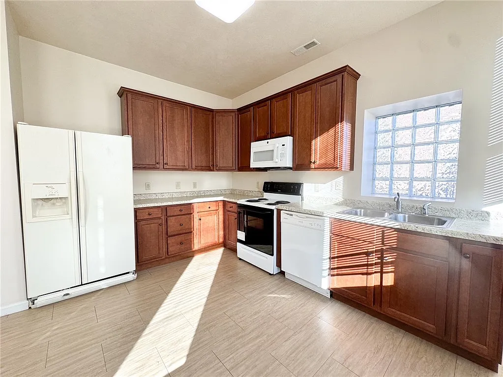 2 bed, $1,000 — Photo 4