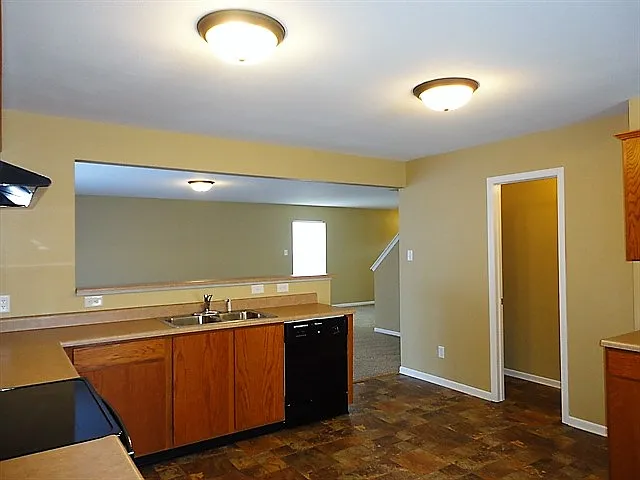 3126 Hurst St — Photo 3