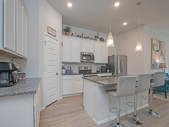 5th image of 208 Crescent Ave