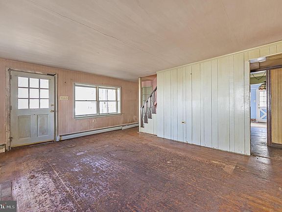 2nd image of 302 Garth Rd