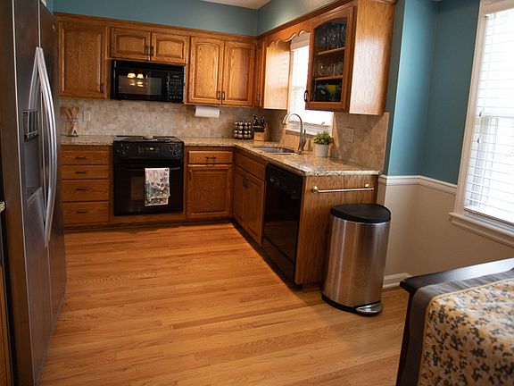 3rd image of 10802 W 96th St