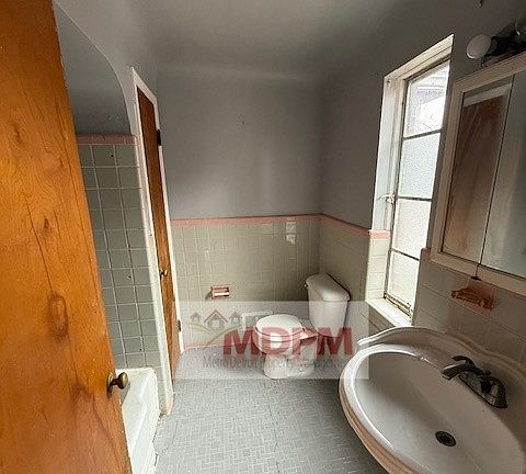 4th image of 14422 Rutherford St