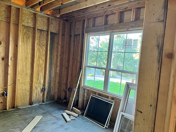 2nd image of 806 W Wood St