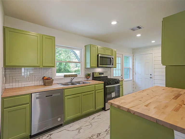 1319 Elm St — Photo 16