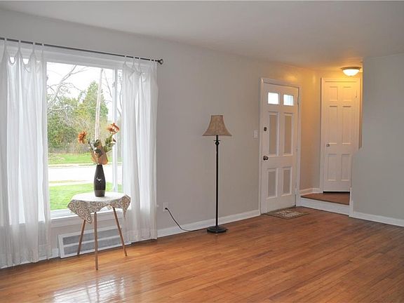 3rd image of 1541 Woodrow Ave