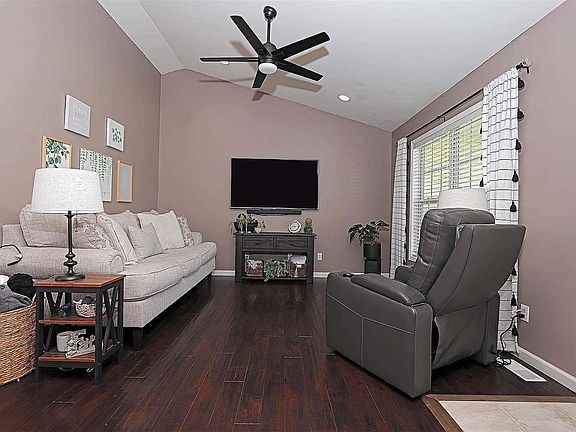 3rd image of 121 Jackson Forest Dr