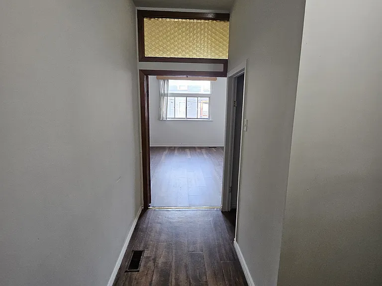 381 Dundas St E — Photo 3