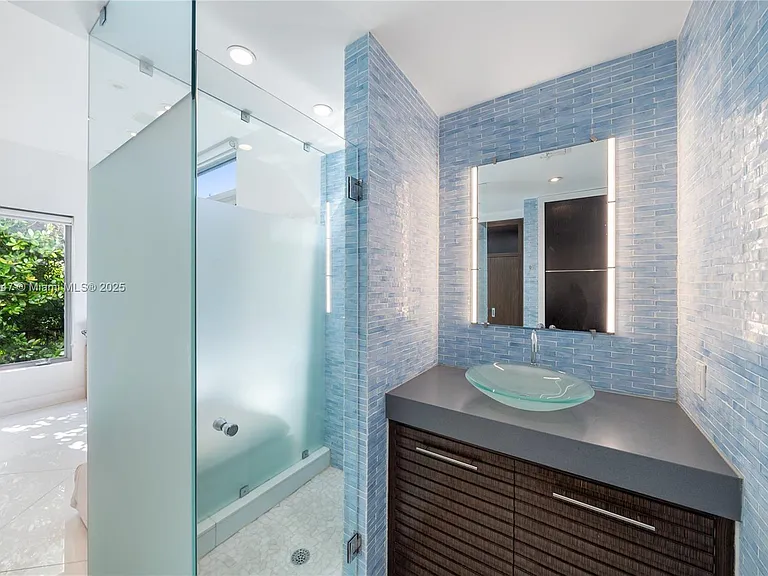 227 E Dilido Dr — Photo 67